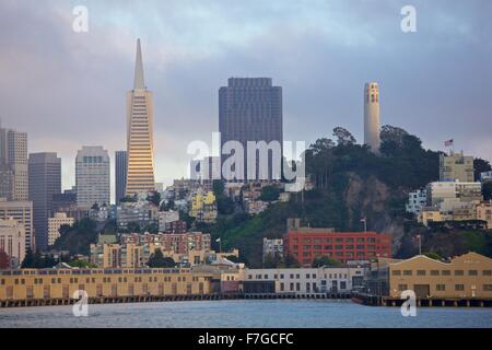 San Francisco Fishermans Wharf betrachtet aus dem Wasser an einem schönen Nachmittag. Stockfoto