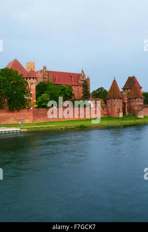 Mittelalterliche Burg des Deutschen Ordens in Malbork (Marienburg), Polen. Blick über den Fluss Nogat. Stockfoto