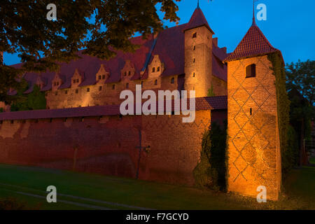 Nachtansicht der mittelalterlichen Burg des Deutschen Ordens in Malbork (Marienburg), Polen. Stockfoto