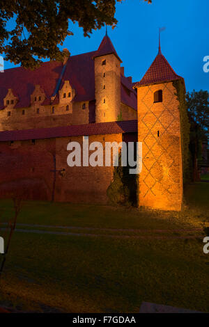 Nachtansicht der mittelalterlichen Burg des Deutschen Ordens in Malbork (Marienburg), Polen. Stockfoto