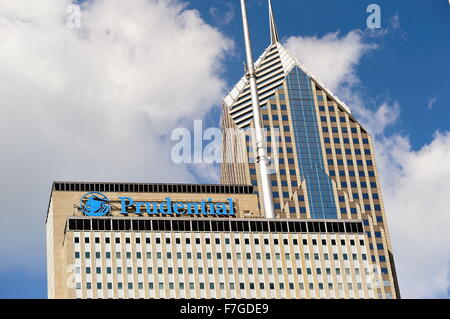 Ein paar Türme erreichen für den Wolken im Norden von Chicago Loop. Auf der linken Seite, eine aufsichtsrechtliche Plaza und zwei Prudential Plaza. Chicago, Illinois, USA. Stockfoto