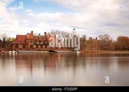 Eine Langzeitbelichtung der Schweißnaht Bootshaus am Harvard University in Cambridge, Massachusetts im Herbst Stockfoto