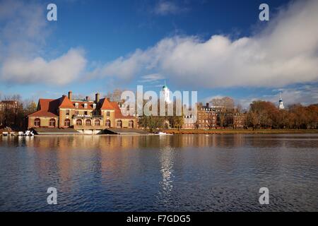 Schönen Herbsttag entlang des Charles River an der Schweißnaht Bootshaus an der Harvard University in Cambridge, Massachusetts Stockfoto