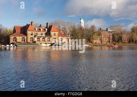 Schönen Herbsttag entlang des Charles River an der Schweißnaht Bootshaus an der Harvard University in Cambridge, Massachusetts Stockfoto