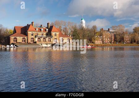 Schönen Herbsttag entlang des Charles River an der Schweißnaht Bootshaus an der Harvard University in Cambridge, Massachusetts Stockfoto