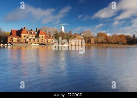 Schönen Herbsttag entlang des Charles River an der Schweißnaht Bootshaus an der Harvard University in Cambridge, Massachusetts Stockfoto