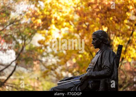 John Harvard-Statue in Harvard Yard im Herbst, fallen in Cambridge, Massachusetts. Stockfoto