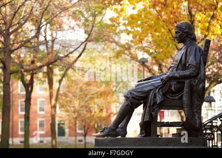 John Harvard-Statue in Harvard Yard im Herbst, fallen in Cambridge, Massachusetts. Stockfoto