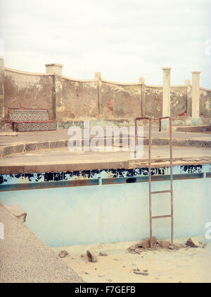 Eine verlassene und verfallende Swimmingpool in Sidi Ifni ia ehemaligen spanischen Kolonie an der Westküste von Marokko, Nordafrika. Stockfoto