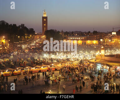 Eine Ansicht von Lebensmitteln Stände in den Marktplatz und öffentlichen Platz Platz Jema al Fna in Marrakesch in der Abenddämmerung. Marrakesch, Marokko Stockfoto