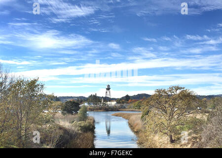 Napa, Kalifornien, USA. 23. November 2015. Napa River fließt im Hintergrund, wie aus dem Napa River Trail und die neue Fahrrad-Brücke mit Blick auf Tulocay Creek. © Napa Valley Register/ZUMA Draht/Alamy Live-Nachrichten Stockfoto