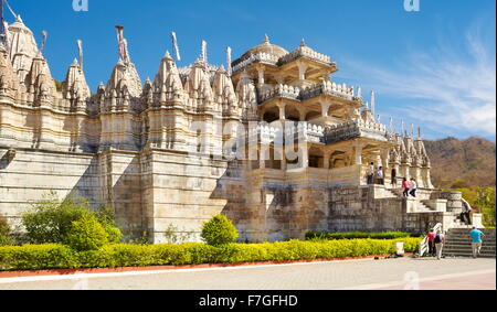 Haupteingang der Jain-Tempel (auch bekannt als Marmor Jain-Tempel), Ranakpur, Rajasthan, Indien Stockfoto