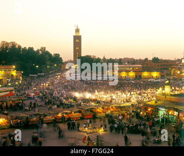 Eine Ansicht von Lebensmitteln Stände in den Marktplatz und öffentlichen Platz Platz Jema al Fna in Marrakesch während der Dämmerung. Marrakesch, Marokko Stockfoto