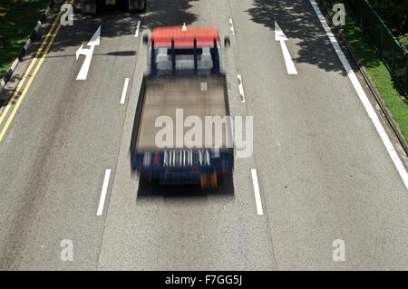 Schnell laufenden Fahrzeug in Autobahn in Stockfoto