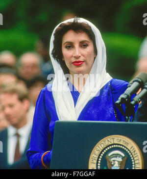 Washington, DC. USA, 11. April 1995 Premierminister Benazir Bhutto in Pakistan während der Pressekonferenz mit Präsident William Clinton im Rose Garden des weißen Hauses: Mark Reinstein Stockfoto