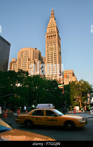 NEW YORK CITY - Juni 22: New York gelben Taxis in Bewegung durch eine Stadt Straßenszene mit den Wolkenkratzern unten am 22 Juni, 2008 in Stockfoto