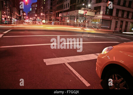 NEW YORK - Juni 22: New York gelben Taxis in Bewegung durch eine Stadt Straßenszene. Am 22. Juni 2008, NY, USA Stockfoto