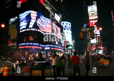 NEW YORK CITY - Juni 22: Times Square, ist eine viel befahrenen touristischen Kreuzung von Neon Kunst und Gewerbe von New York City und USA in der Nacht Stockfoto