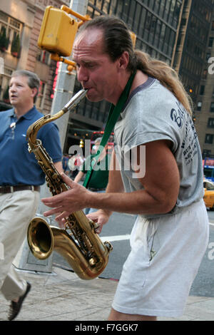 NEW YORK, USA – 23. Juni 2008: Ein Mann spielt Saxophon in New York City Straßen am 23. Juni 2008 Stockfoto