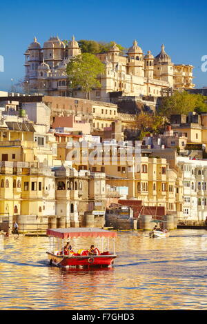 Udaipur - Blick von den Pichola-See in Richtung Stadt Palast von Udaipur, Rajasthan, Indien Stockfoto