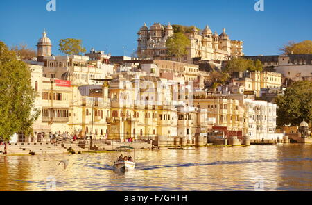 Udaipur - Blick von den Pichola-See in Richtung Stadt Palast von Udaipur, Rajasthan, Indien Stockfoto