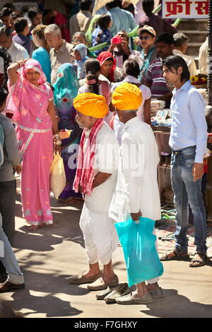 Pushkar - native Indien Hindus Männer mit Turban auf der Straße, Pushkar, Rajasthan, Indien Stockfoto