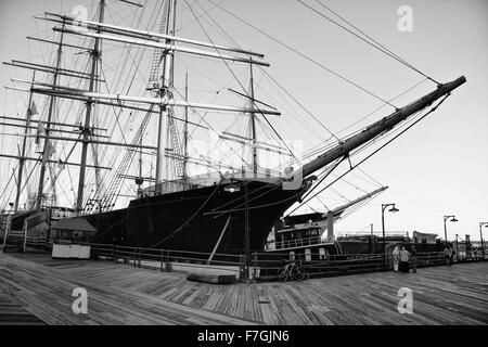 NEW YORK - 25 JUN: Alte Schiffe im Tower Manhattan in South Street Seaport, 25. Juni 2008 in New York Stockfoto