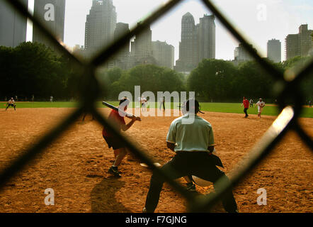 NEW YORK CITY - 23.Juni: Baseball-Teams spielen am 23. Juni im Heckscher Ballfields im Central Park 2008.There sind 26 Softball ein Stockfoto