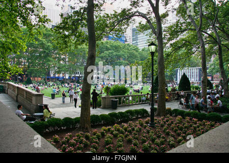 NEW YORK - 26 Juni: Menschen genießen einen schönen Tag im Bryant Park am 26. Juni 2008 in New York City, New York. Bryant Park ist ein 9.603 Acker Stockfoto