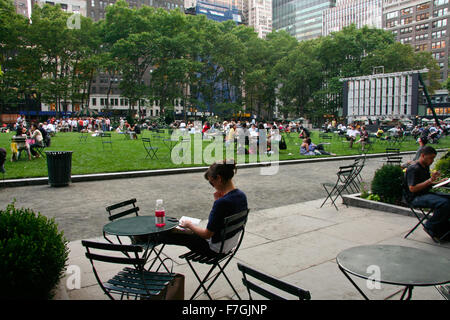 NEW YORK - 26 Juni: Menschen genießen einen schönen Tag im Bryant Park am 26. Juni 2008 in New York City, New York. Bryant Park ist ein 9.603 Acker Stockfoto