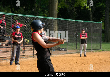 NEW YORK CITY - 23.Juni: Baseball-Teams spielen am 23. Juni im Heckscher Ballfields im Central Park 2008.There sind 26 Softball ein Stockfoto