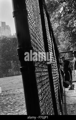 NEW YORK CITY - 23.Juni: Baseball-Teams spielen am 23. Juni im Heckscher Ballfields im Central Park 2008.There sind 26 Softball ein Stockfoto