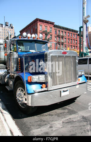 NEW YORK - 24 Juni: Große Peterbilt Dump Sattelschlepper geparkt auf Manhattan Straße, 24. Juni 2008 in New York, USA. Stockfoto