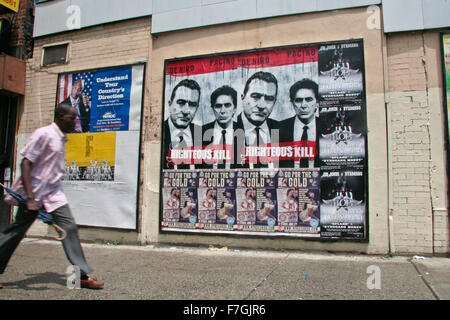 HARLEM, NEW YORK CITY, Juni 2008: Unbekannter Mann herein neben Filmplakate in Harlemi, am 22. Juni 2008, New York City Stockfoto