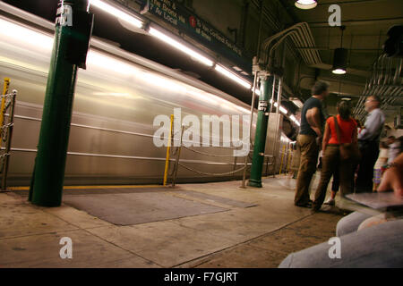 NEW YORK - 23. Juni: Innenraum der New Yorker U-Bahn Station, 23. Juni 2008 in New York. U-Bahn-System verfügt über 468 Stationen in Betrieb Stockfoto