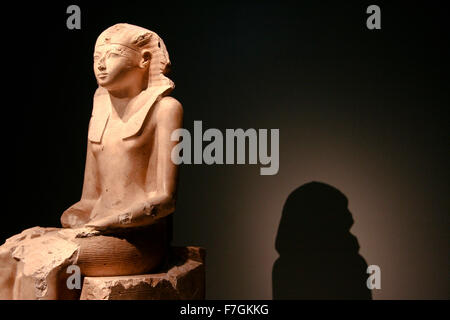 Statue der Hatschepsut und ihr Schatten sitzen Stockfoto