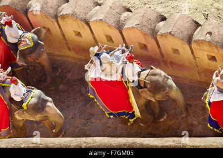 Indische Elefanten, die Touristen auf das Amber Fort, Amer 11km in der Nähe von Jaipur, Rajasthan, Indien Stockfoto