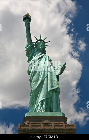 Ein Schuss von diesem kolossalen neoklassische Skulptur auf Liberty Island im Hafen von New York, entworfen von F. Bartholdi und engagierten auf O Stockfoto