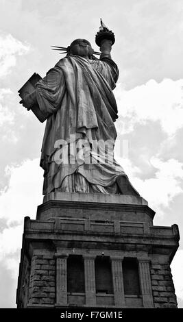 Ein Schuss von diesem kolossalen neoklassische Skulptur auf Liberty Island im Hafen von New York, entworfen von F. Bartholdi und engagierten auf O Stockfoto