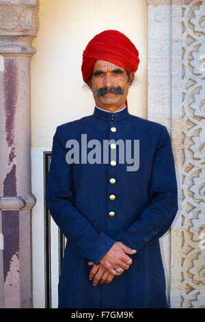 Porträt eines Indien Wache Mann mit Schnurrbart mit roten Turban, Stadtschloss in Jaipur, Rajasthan, Indien Stockfoto