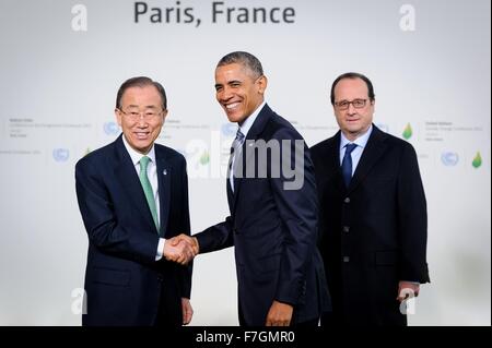 Le Bourget, Frankreich. 30. November 2015. US-Präsident Barack Obama wird von United Nations Secretary General Ban Ki-Moon begrüßt, wie er für die Plenarsitzung der COP21, United Nations Climate Change Conference 30. November 2015 außerhalb von Paris in Le Bourget, Frankreich ankommt. Der französische Präsident Francois Hollande blickt auf auf der rechten Seite. Stockfoto