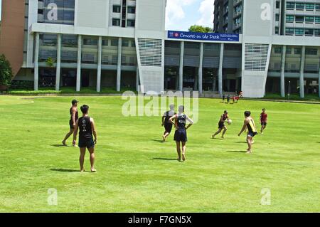 Eine Gruppe von Studenten in einem Universität Campus Feld spielen Stockfoto