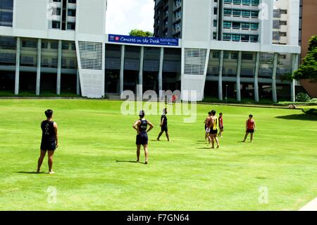 Eine Gruppe von Studenten in einem Universität Campus Feld spielen Stockfoto