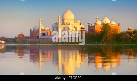 Taj Mahal und Yamuna River bei Sonnenuntergang (nördliche Ansicht des Taj Mahal), Agra, Uttar Pradesh, Indien Stockfoto