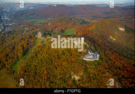 Burgruine Drachenfels mit Plateau und Glas Cube, Königswinter, Siebengebirge zwischen Königswinter und Bad Honnef fallen Stockfoto