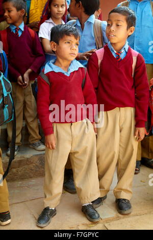 Eine Indien junges Paar Kinder Jungen in der Schule, Agra, Indien Stockfoto