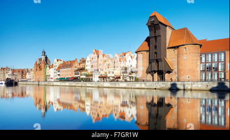 Danziger Altstadt, Kran Tor am Ufer des Fluss Mottlau, Pommern, Polen Stockfoto