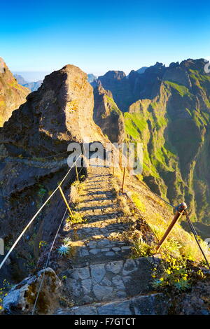 Berglandschaft - Wanderweg vom Pico do Arieiro zum Pico Ruivo, Insel Madeira, Portugal Stockfoto