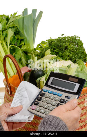 ein Korb mit Gemüse mit einem Taschenrechner Stockfoto