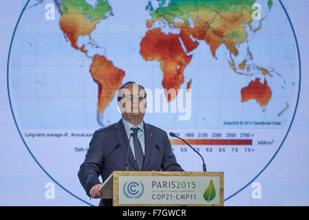 Paris, Frankreich. 30. November 2015. Der französische Präsident Francois Hollande hält eine Rede während der Pressekonferenz zur Eröffnung der COP 21, Konferenz der Vereinten Nationen über Klimaänderungen in Paris. © Jonathan Raa/Pacific Press/Alamy Live-Nachrichten Stockfoto